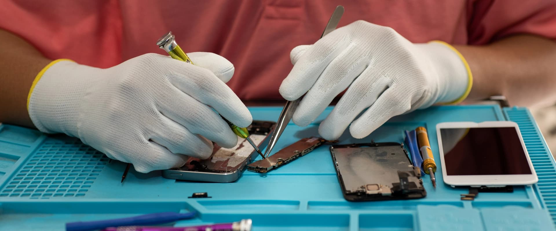 Telefoon reparatie specialist aan het werk